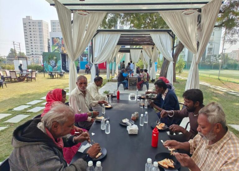 Vadodara’s “Shravan Seva Foundation” served 7-course meals to the needy elderly at the city’s largest retro cafe.