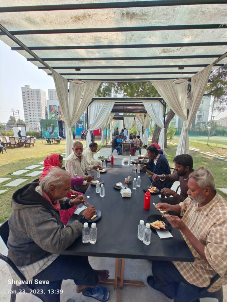 Vadodara’s “Shravan Seva Foundation” served 7-course meals to the needy elderly at the city’s largest retro cafe.