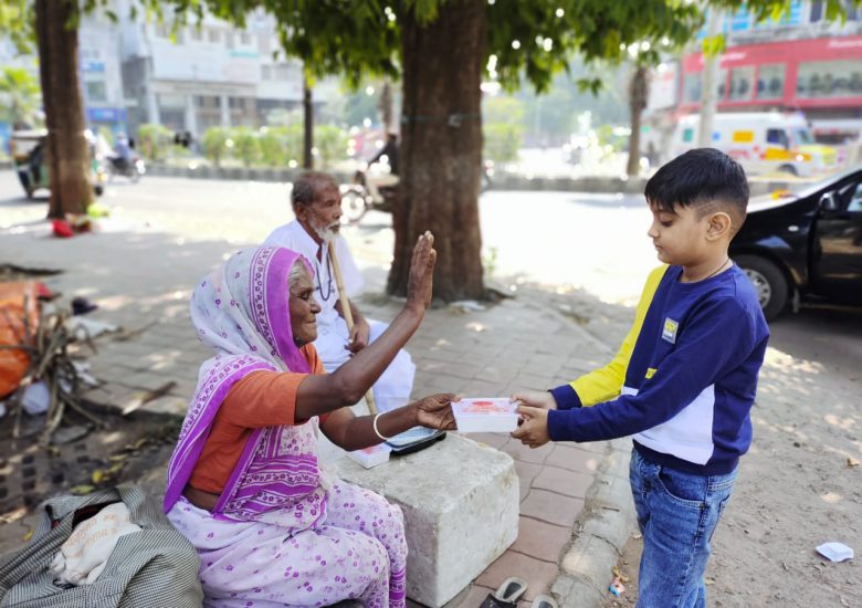 કળિયુગનો શ્રવણ:વડોદરાનો યુવાન રસ્તે રઝળતા વૃદ્ધોની સેવા કરે છે, દીકરો બની વૃદ્ધો માટે સારવાર, રહેવા-જમવાની સુવિધા ઊભી કરે છે